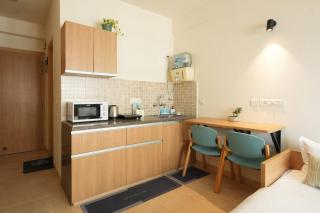Tranquil Studio Near Airport- Kitchenette, WiFi, SmartTV - 8