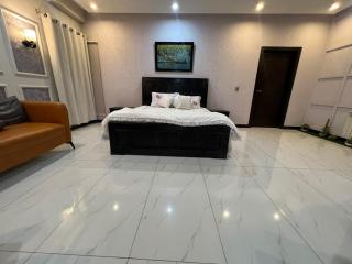 Comfy Room in E-11 Sector with Free Car Parking - 6