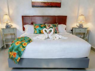 Easy Mornings, Rooftop Pool Year-Round, 1BR 2BR Duplex Sleeps 2-8, 3 Blue Flag Beaches & Chedraui Grocery 15 Min, 5th Ave 10 Min, Full Induction Kitchen WiFi AC Elevator, Cenotes 20 Min, ADO Bus & Cozumel Ferry 20 Min, Free Street Parking - 6
