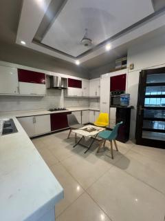 Comfy Room in E-11 Sector with Free Car Parking - 4