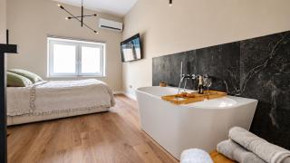 Moonlight Loft by Fengshui4u z wanną w sypialni, klimatyzacją i bezpłatnym parkingiem - 0