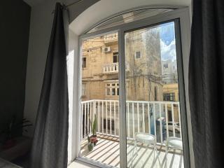 Sliema Seafront Steps Away with Air condition and Self Checkin - 5