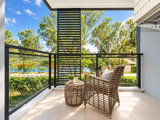 Modern Apartment with Pool & Lake View - 8