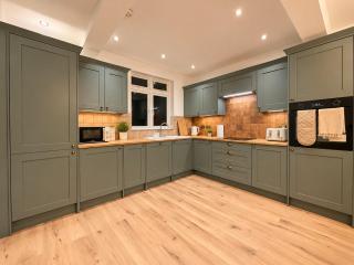 Stylish 3-Bed Home - Modern, Spacious & Cosy - 0