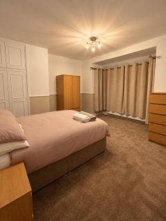 Stylish 3-Bed Home - Modern, Spacious & Cosy - 9