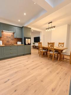 Stylish 3-Bed Home - Modern, Spacious & Cosy - 8