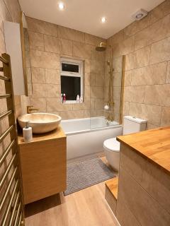 Stylish 3-Bed Home - Modern, Spacious & Cosy - 6