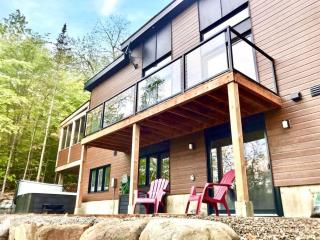 Panoramic Lakefront Chalet with Hot Tub & Firepit - 4