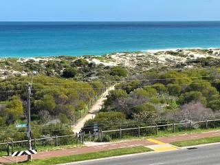Beach House Scarborough - sweeping ocean view luxury - 7