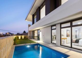 Beach House Scarborough - sweeping ocean view luxury - 4