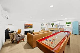 The Gatsby Carriage House Luxe Stay w Game Room - Louisville - 9