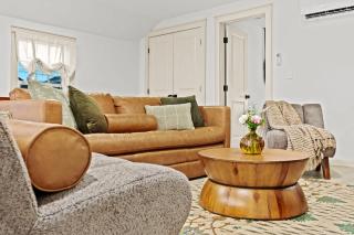 The Gatsby Carriage House Luxe Stay w Game Room - Louisville - 5