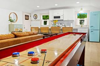 The Gatsby Carriage House Luxe Stay w Game Room - Louisville - 4