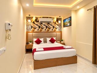 Hotel Decent Suites Stayz - With Airport Drop - 1