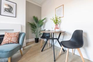 Stylish 2BR Leeds Stay - Parking Near Centre - 6