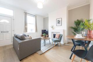 Stylish 2BR Leeds Stay - Parking Near Centre - 3