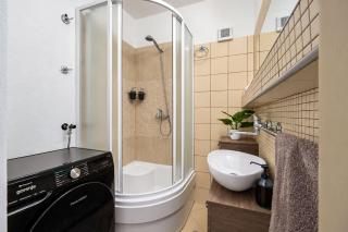 Spacious Family Apartment for 6 - Lift & Balcony - 4