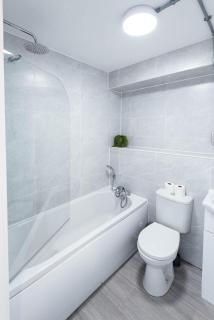The Works Ground Floor Apartment with Private Entrance by Guestz - 6