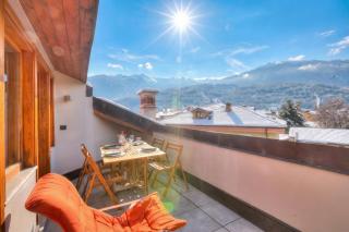 Sunny Penthouse with Mountain View - Happy Rentals - 1