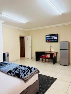 Airport Continental Guest House - 4