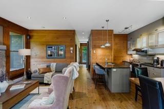 Rustic Retreat-3BR Chalet-Fireplace-8 guest - 4
