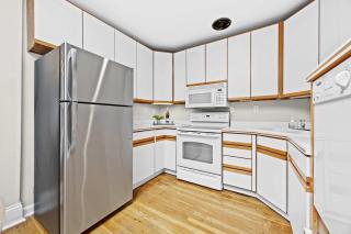 Cozy 1BR Near Downtown King Bed Full Kitchen - 6