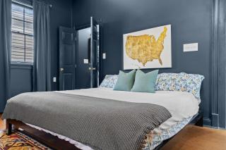 Stylish king studio in the heart of the Highlands - 2