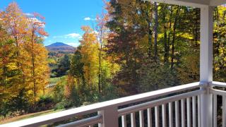 Le YOLO Spa & Ski Estrie - vue sur le mont Owl's Head - 8