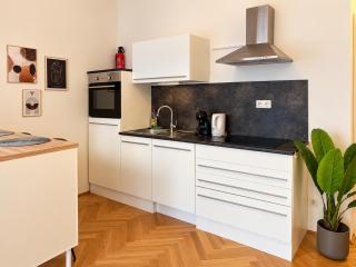 Charming Garden Hideaway with AC near City Center - 1