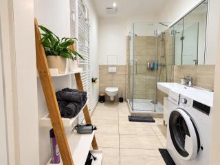 Charming Garden Hideaway with AC near City Center - 5