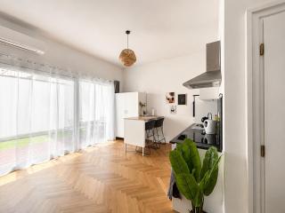 Charming Garden Hideaway with AC near City Center - 5