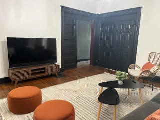 Stylish 1st Floor 2br Apartment 1King and 1Queen - 3