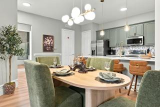 Designer Luxury 3BR Stunning Lake View Vista Cay - 9