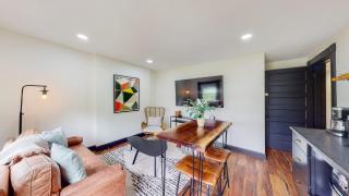Stylish Top Floor 2 kings full bathroom with tub - 6