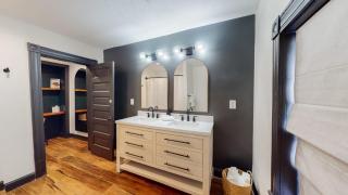 Stylish Top Floor 2 kings full bathroom with tub - 1