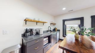 Stylish Top Floor 2 kings full bathroom with tub - 2