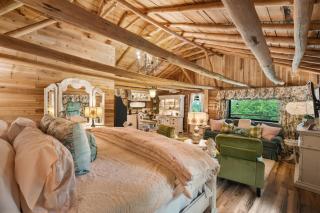 King-Delicately decorated-Log cabin charm-Front porch living-The Pampered Peacock - 5
