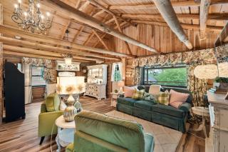 King-Delicately decorated-Log cabin charm-Front porch living-The Pampered Peacock - 4