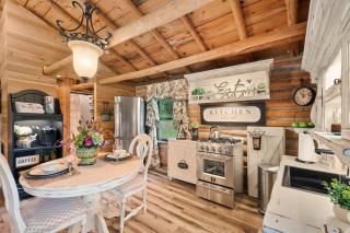 King-Delicately decorated-Log cabin charm-Front porch living-The Pampered Peacock - 2