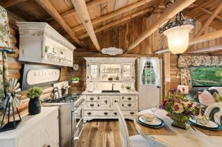 King-Delicately decorated-Log cabin charm-Front porch living-The Pampered Peacock - 1
