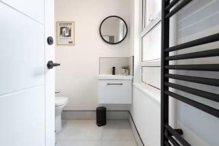 Spacious Leeds Retreat - Sleeps 8 Modern Home - 1
