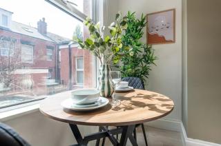 Spacious Leeds Retreat - Sleeps 8 Modern Home - 3