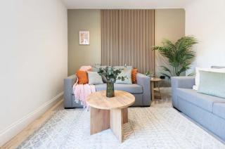 Spacious Leeds Retreat - Sleeps 8 Modern Home - 0