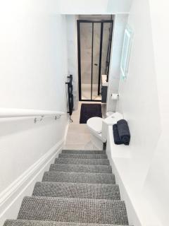 Spacious Leeds Retreat - Sleeps 8 Modern Home - 4