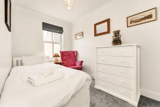 Charming 3-Bed Home with Garden and Parking - 7