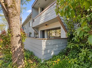 Mercer Island Town Suites - 2