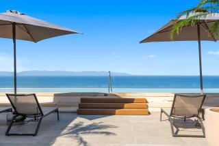 Cozy 1BR Bucerías stay with pool, gym, WiFi & kitchenette - 1