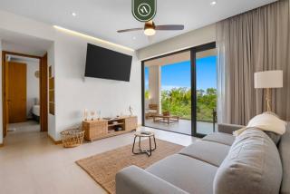 New Listing 2BR condo near the ocean with pool, gym, WiFi, and parking - 4