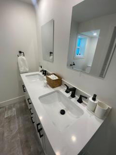 Modern Retreat - Close to Water - Lake and Mountain Views - 5