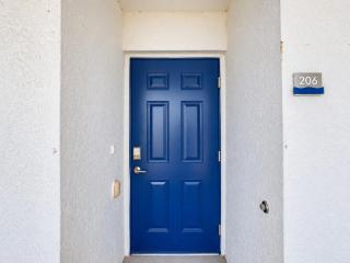Cute Lakeview 2BR Condo with 2 Clubhouses - 9